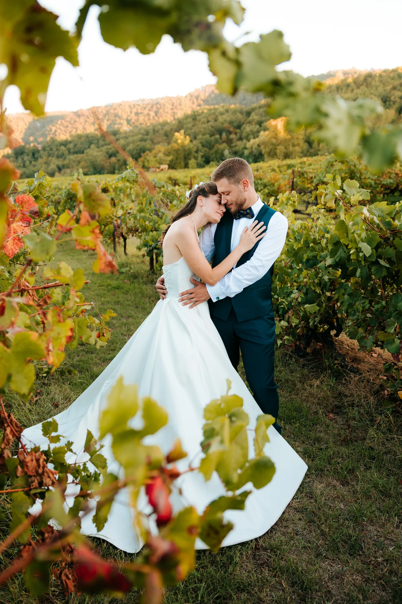 Gli sposi si abbracciano tra i filari di una vigna — Luméa Wedding