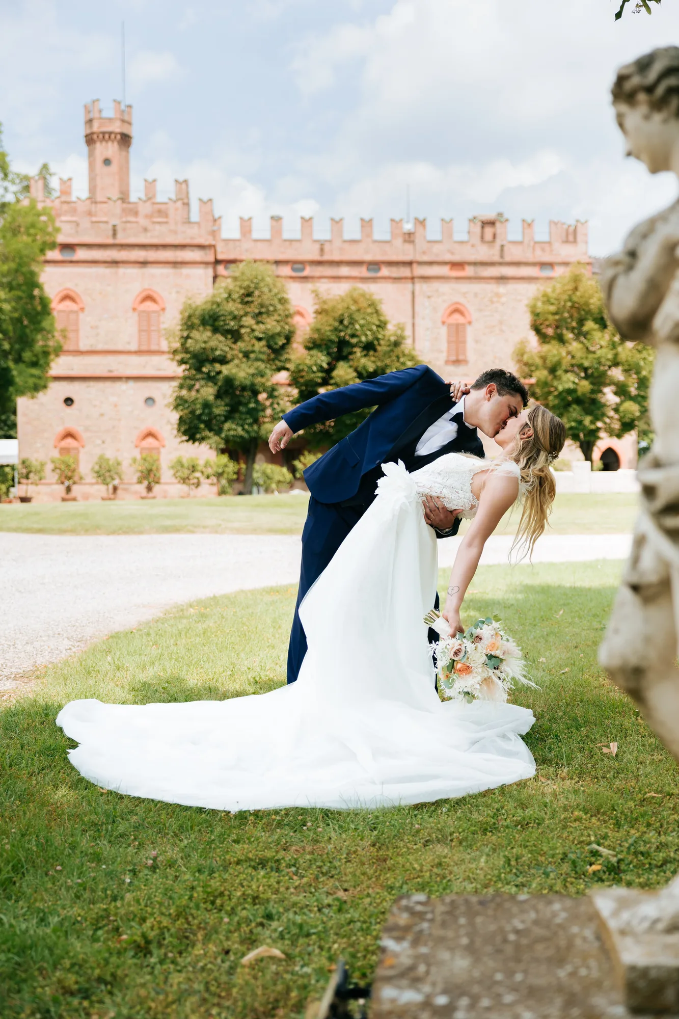 Un bacio degli sposi nel giardino di un castello — Luméa Wedding
